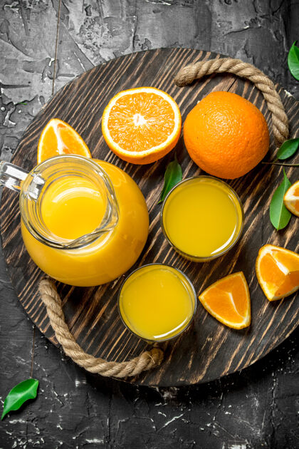 饮食把罐子里橘子的汁放在托盘上半水果维生素