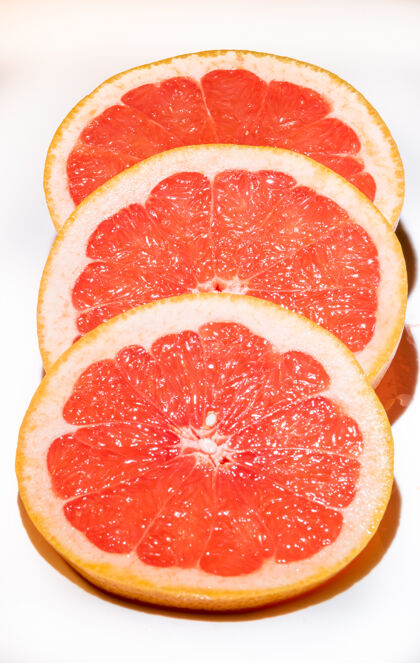 夏季白色背景上分离的柚子片 顶部视图红色葡萄柚平铺素食三生的
