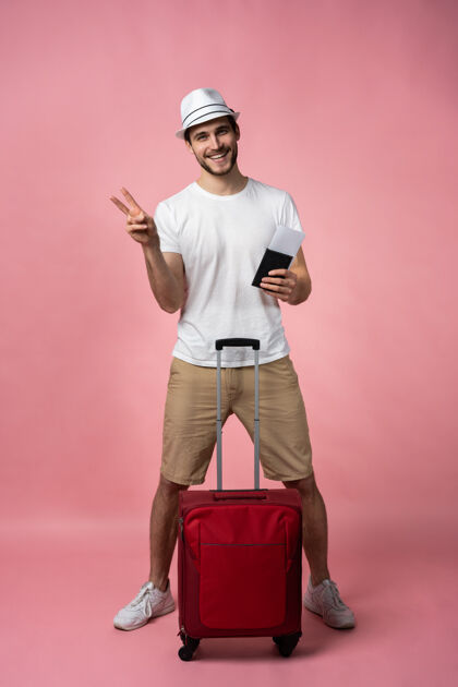 行李带着手提箱 护照和机票的男旅客手提箱男性爱好
