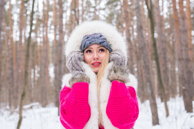 女人冬季 美丽与时尚的概念-雪域自然中穿着皮衣的金发女郎的肖像金发健康霜冻