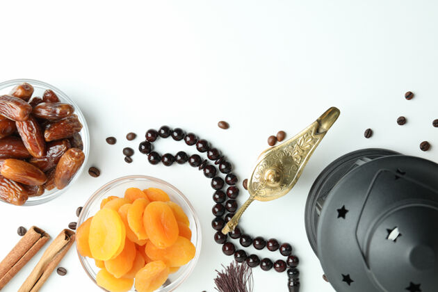 日期斋月的概念与食品和配件上的白色念珠传统阿拉伯语
