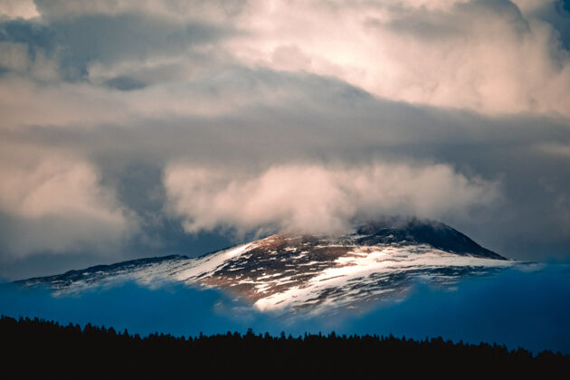 森林俄罗斯阿尔泰共和国乌拉甘斯基地区云层中的山脉壮观景色自然戏剧景观白天