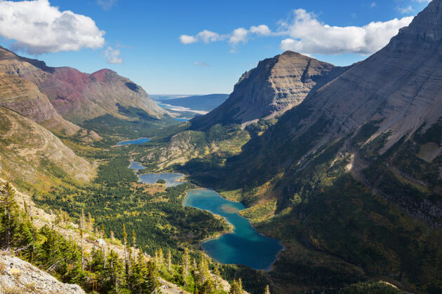 草原风景如画的岩石山峰冰川国家公园 蒙大拿州 美国冰川秋天岩石