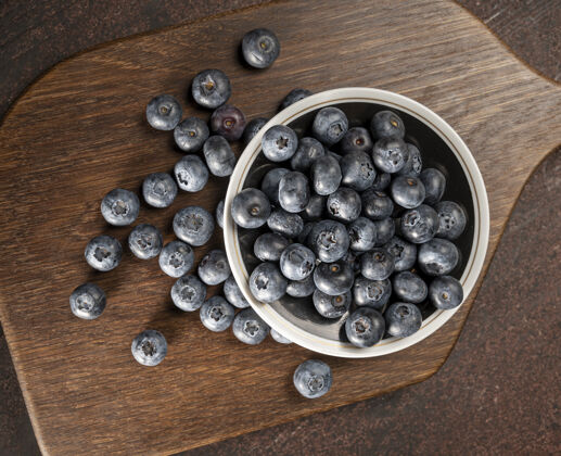蓝莓把蓝莓放在木头盘子里素食健康浆果