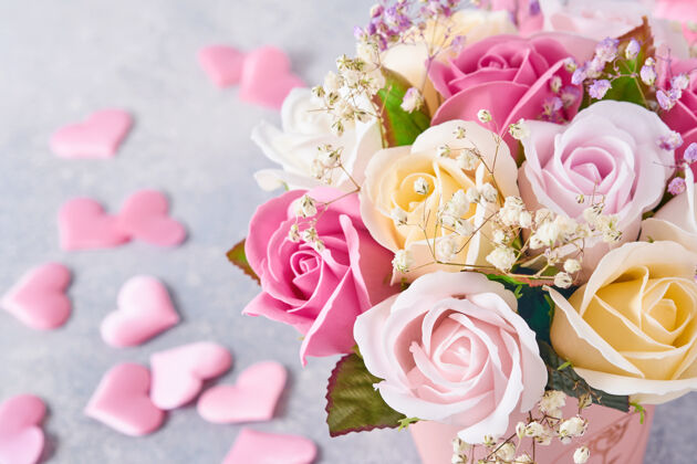 花束节日的组成与美丽精致的玫瑰花在粉红色的圆盒粉红色的心浅灰色背景.平坦放 复制空间优雅日子花