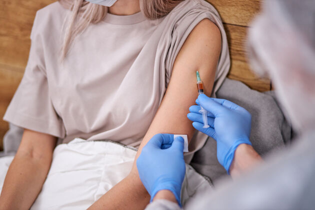 流行病医生用注射器给年轻女性病人做注射疫苗 流感 年轻女性肩部流感 护士注射 接种人关闭-上一张照片面子防护技术人员