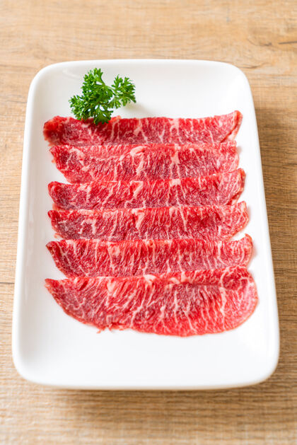 盘子新鲜牛肉生切片 大理石纹理 为sukiyaki和shabu或yakiniku提供食物牛腰肉传统