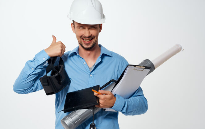 建设者一个戴着白色头盔的建筑工人用一个管子和文件的3d眼镜模型工人建筑师安全帽