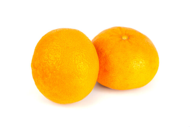 生的两个橘子放在一个白色的生水果上健康食物有机