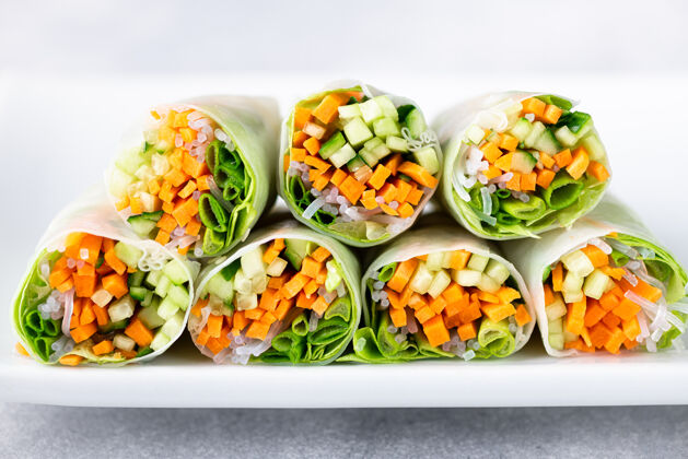 零食春卷配胡萝卜 黄瓜 葱和米粉 可选专注素食主义者健康食品理念亚洲人黄瓜素食者