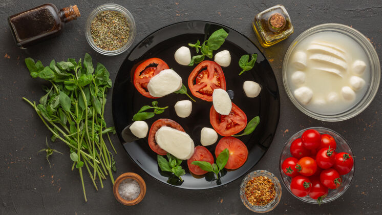 橄榄卡普里斯沙拉的烹饪和配料桌子菜肴蔬菜