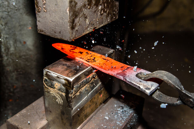 运动锻造熔化的金属来制造刀具热铁钢