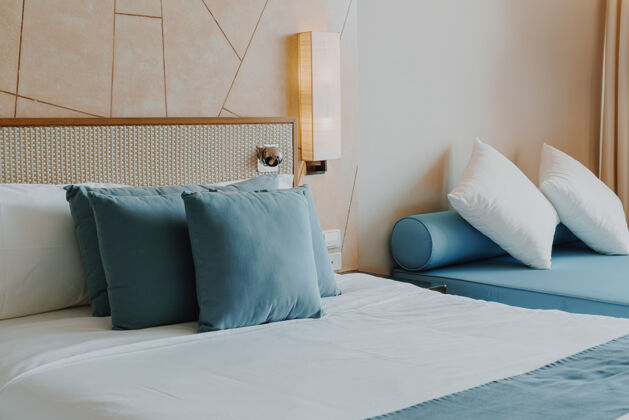豪华卧室内部有漂亮舒适的枕头装饰室内柔软风格