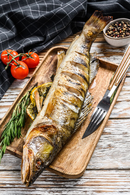 菜肴烤梭子鱼 梭子鱼鱼白色木制的背景.top查看鱼盘子健康