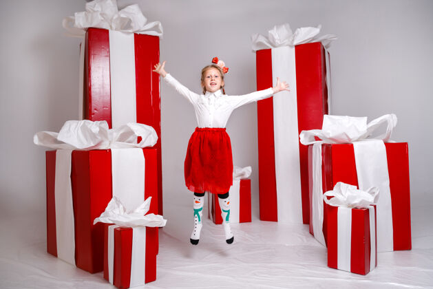 女性搞笑的小女孩在新年里的形象 表现出不同的情感魔术情感圣诞节