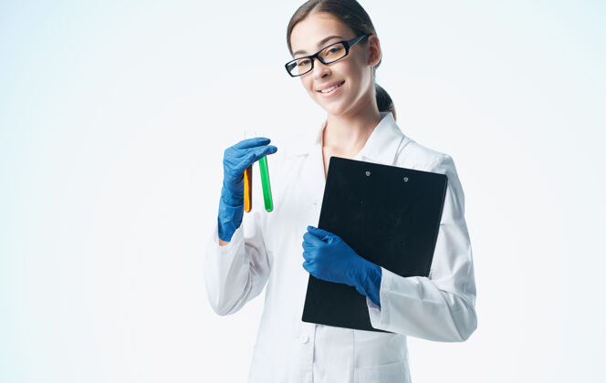 教育女医生用病毒疫苗实验室分析化学元素眼镜手套模型实验实验室科学家