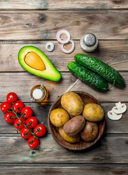 营养健康的食物熟的木桌上放着有机蔬菜和香料配料不同食物