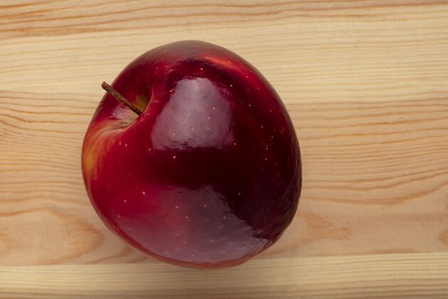 水果木制背景上有一个红苹果健康闪亮木材