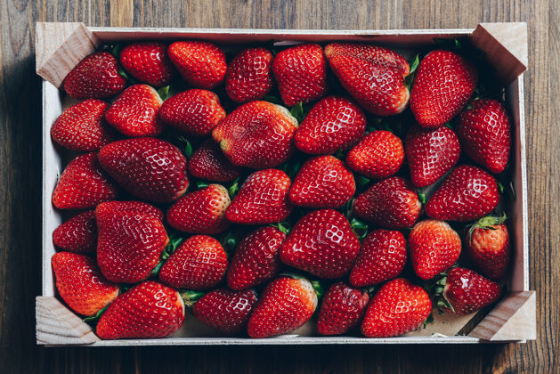 草莓新鲜多汁的草莓装在木箱里乡村水果活力