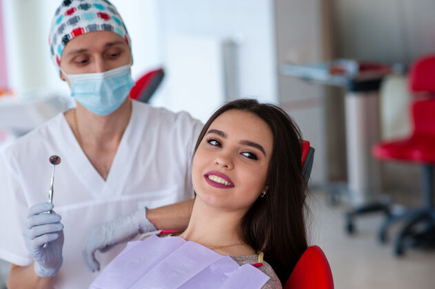 美丽一位牙医和一位牙医界美丽女孩的画像美丽人微笑