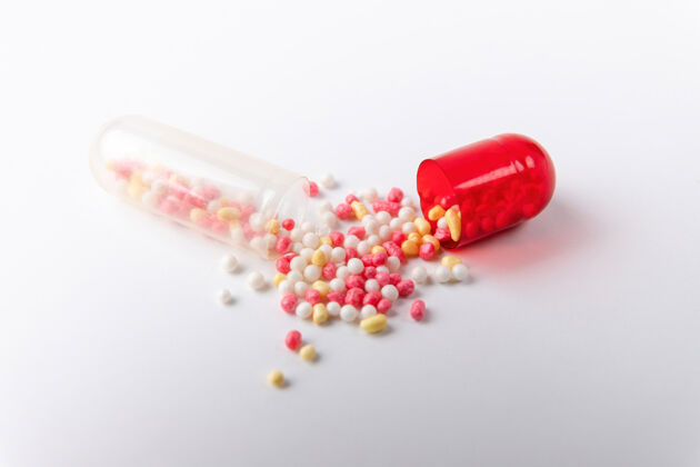 补救以胶囊的形式打开药丸 里面有分散的内容物补充抗生素片剂