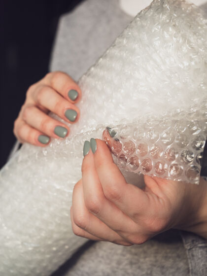 空气女装里的一卷泡泡纸手可靠用薄膜包装易碎物品气球货运物品