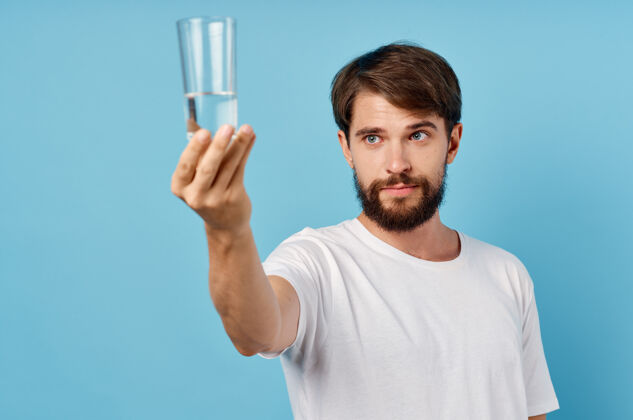 清洁快乐的男人用一杯水就可以喝蓝色的生活方式健活清澈