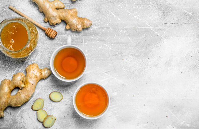 芳香姜茶和蜂蜜放在白色的木桌上健康使用有机