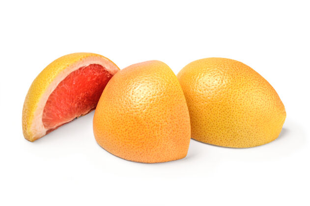 热带三片葡萄柚被隔离在白色背景上健康柑橘葡萄柚