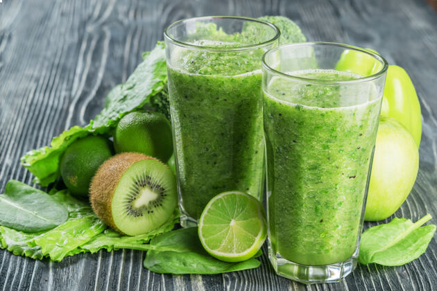 黄瓜新鲜的绿色水果和蔬菜冰沙 健康饮食 有选择的重点鳄梨排毒健康