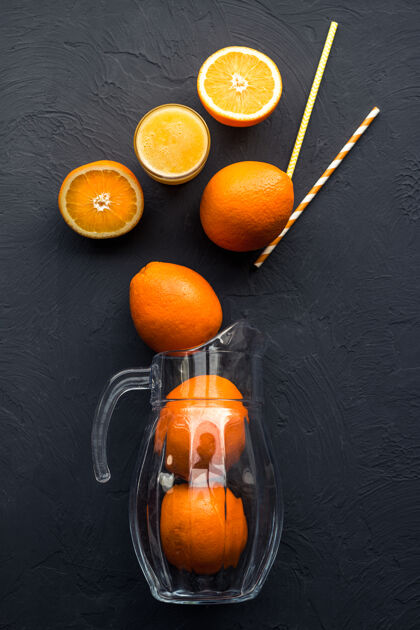 甜味新鲜多汁的橙子放在木桌上素食饮料酸