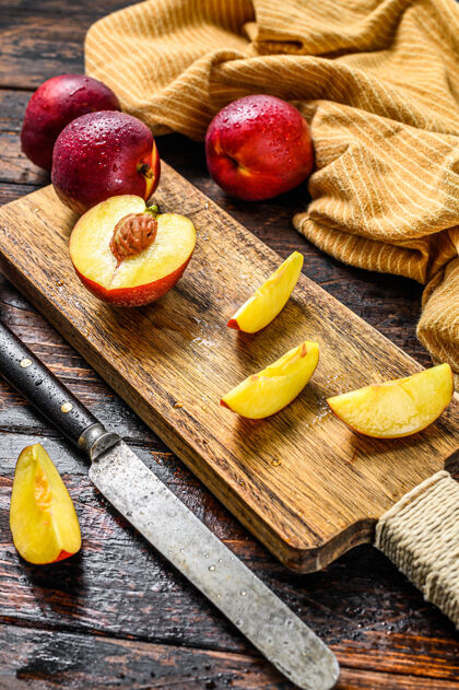 桃在木片上切油桃木板背景.top查看新鲜成熟水果