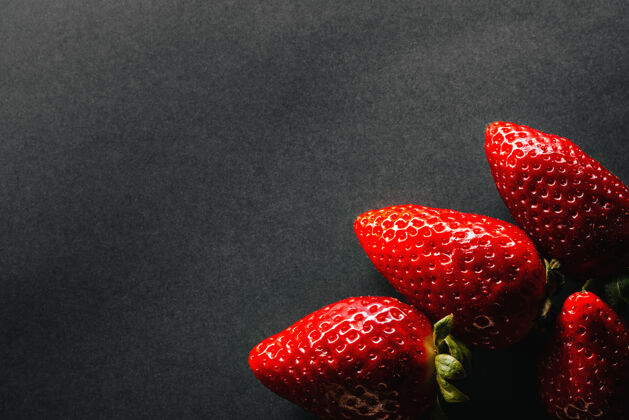 多汁成熟多汁的草莓 深色背景背景甜点健康