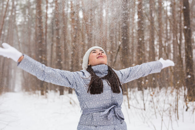 二月人 季节 自然的概念-美丽的灰衣女人在冬天散步 玩得开心20秒大笑护理