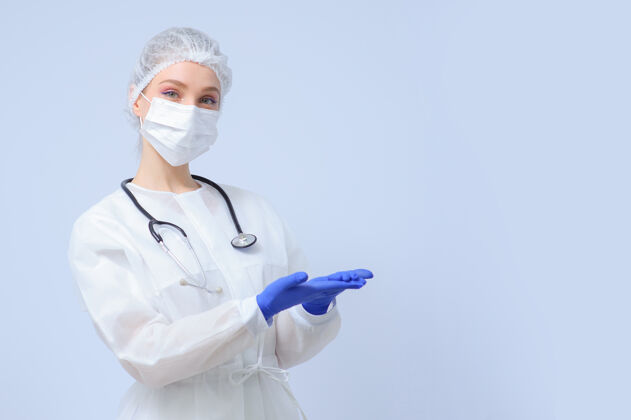 治疗戴着医疗帽和面罩的女医生或护士的肖像专业人员大流行预防