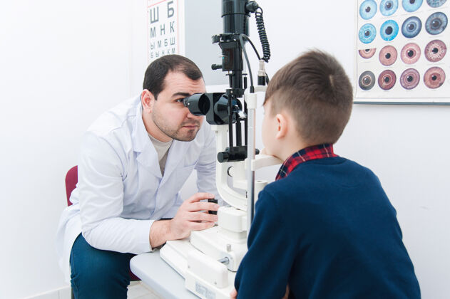 室内孩子和妈妈一起做眼科检查诊所视力医疗测试