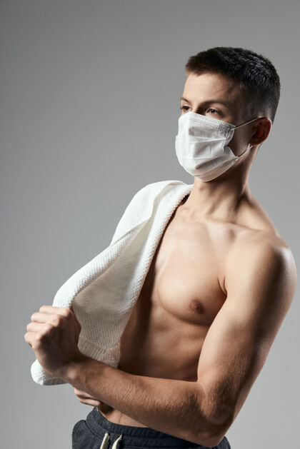 运动员戴着医用面罩毛巾的家伙肩膀上锻炼保护健身房身体男人年轻