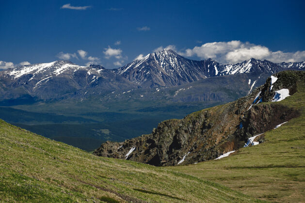 风景从山顶到俄罗斯阿尔泰共和国乌拉甘斯基地区山脉的壮丽景色灵感漫游斜坡