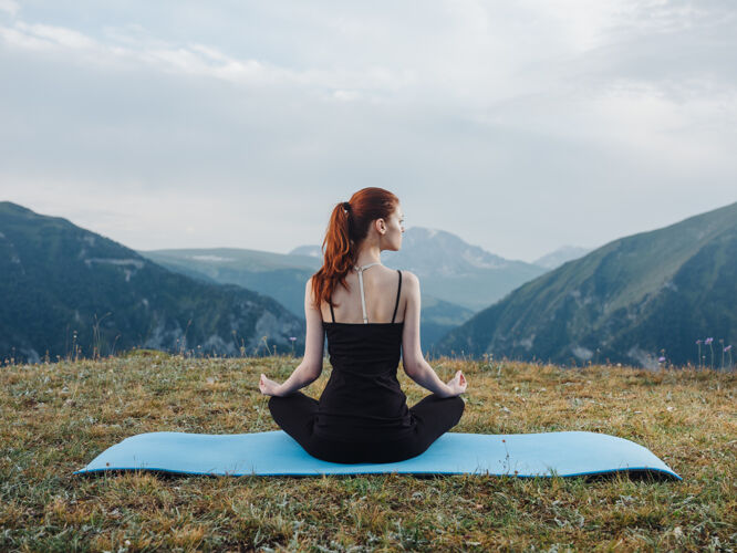 户外女子瑜伽体位法冥想自然山清新空气健身垫健康轮廓放松