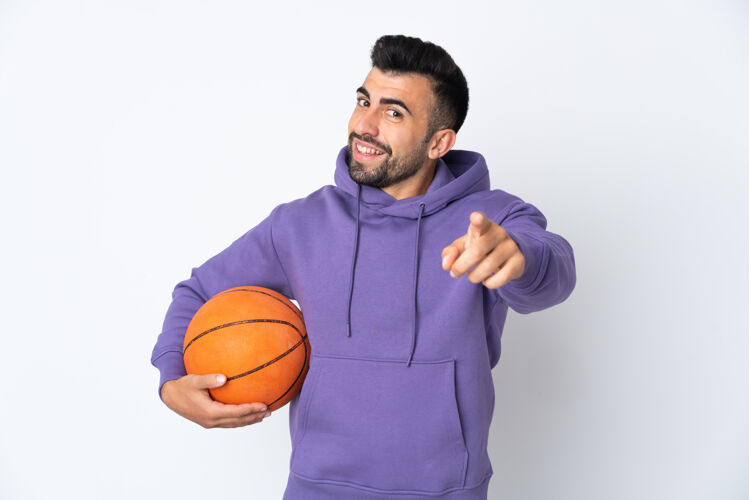 健身一个男人在孤零零的白墙上打篮球 脸上带着幸福的表情震惊运动新鲜