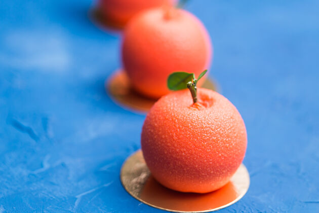 杏子糖果 蛋糕和甜点概念-美味的橘子蛋糕在橘子水果形状形状甜点水果