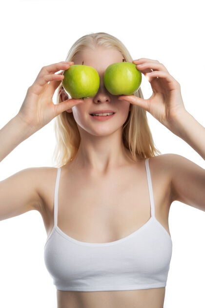 健康白墙上挂着苹果的迷人微笑女人肖像年轻素食食物