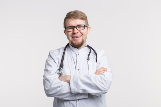 职业站在白衣上微笑的男医生表面.医疗概念医学医院医疗保健