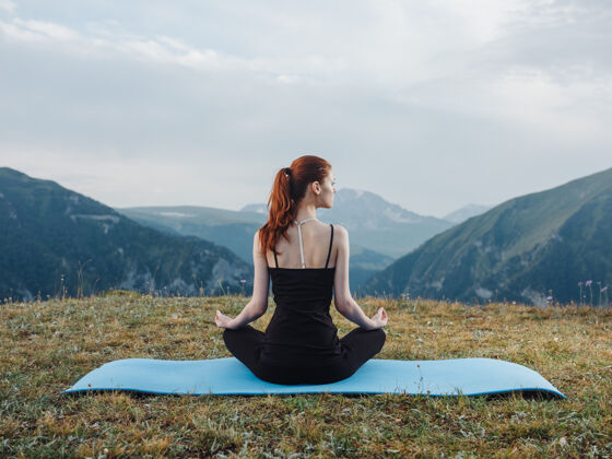 户外女子瑜伽体位法冥想自然山清新空气健身垫健康轮廓放松