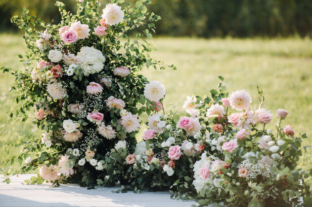 丈夫绿色街道上的婚礼草坪装饰用鲜花装饰拱门以庆祝仪式传统组织装饰