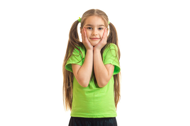 模特穿着绿色衬衫的可爱的小女人看起来和微笑孤立在白色年轻欢乐有趣