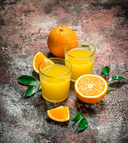 食品一杯鲜橙子里的橙汁水果甜食橙子