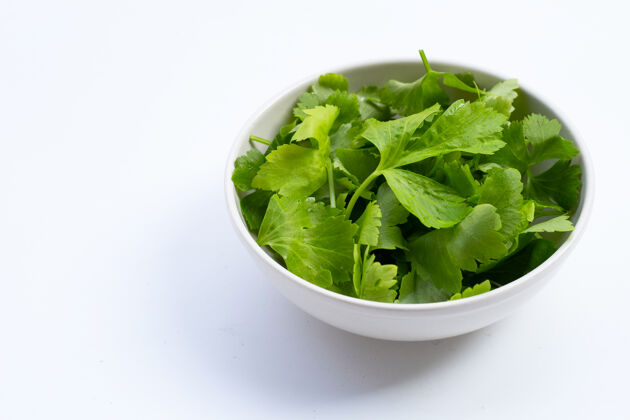 切中国芹菜叶在白色的碗在白色的表面农产品有机饮食