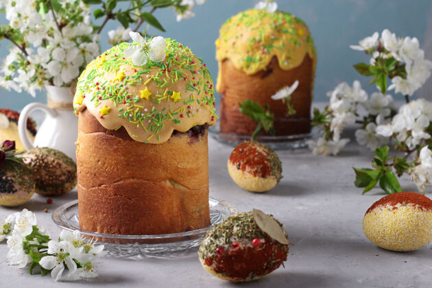 糖彩釉彩绘复活节蛋糕 香料和谷类装饰复活节彩蛋 水平方向文化乌克兰花