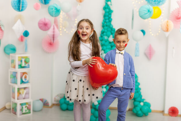 童年一对红心可爱的孩子气球情人节 sdayandloveconcept 摄影棚拍摄朋友孩子惊喜